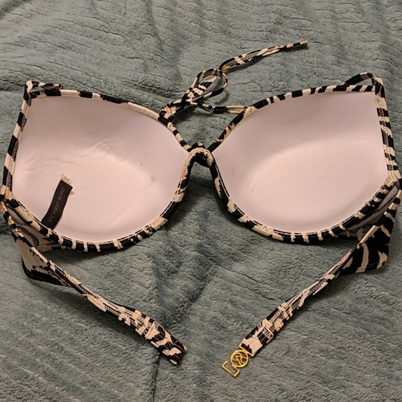 ✨50% OFF✨ Victoria's Secret tiger stripe bikini top - Picture 6 of 7